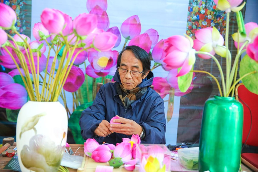 Ngắm những bông hoa giấy đẹp như thật ở làng nghề 300 tuổi xứ Huế